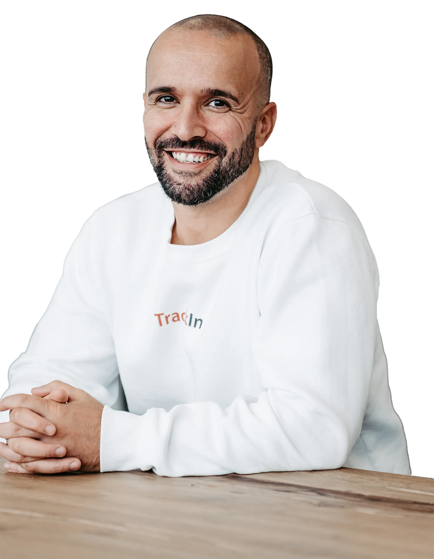 Turan Saat am Tisch, die Hände gefaltet