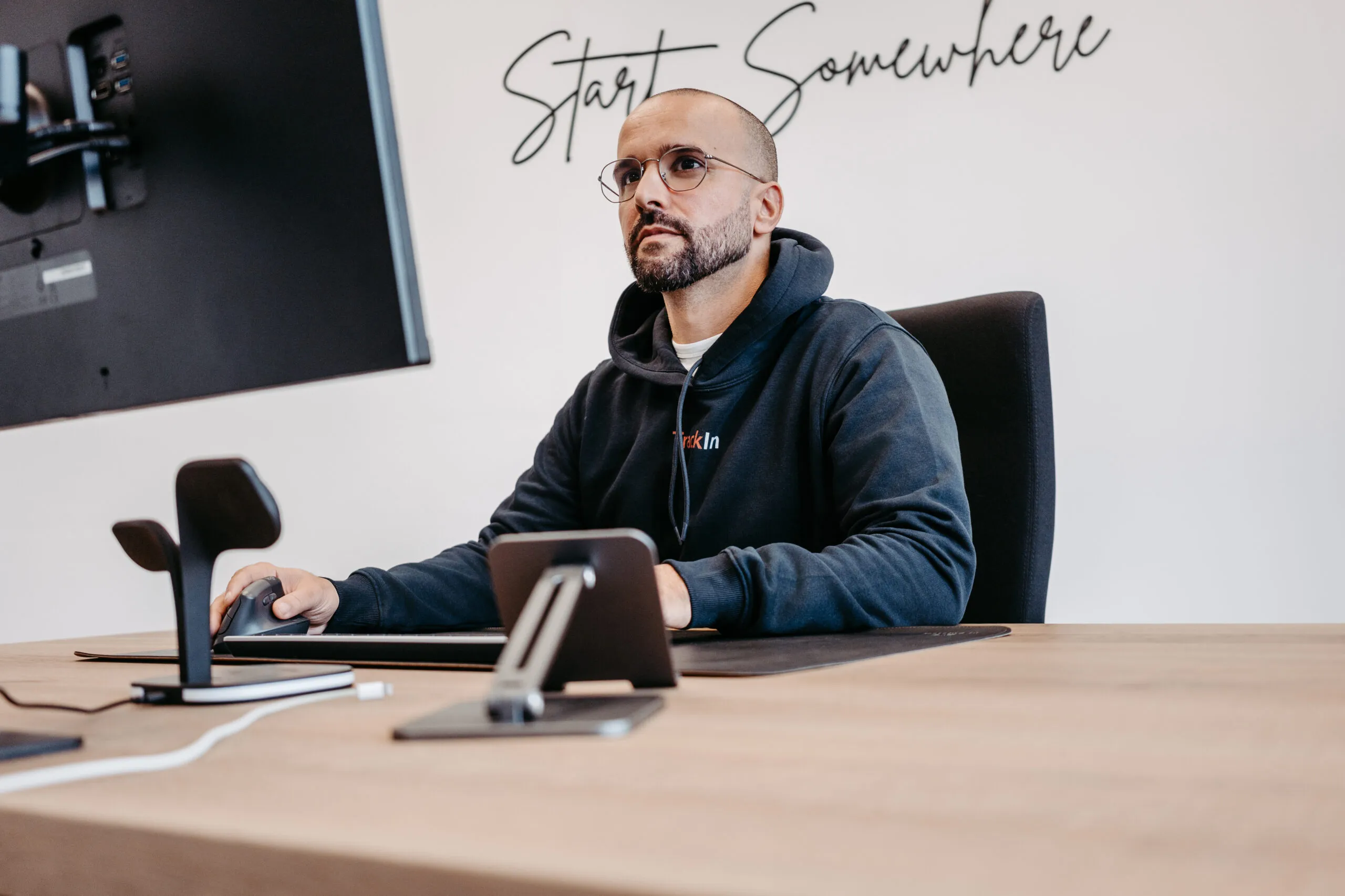 Turan Saat am Laptop in einem Café